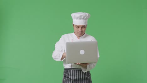 chef trabajando en la computadora portátil