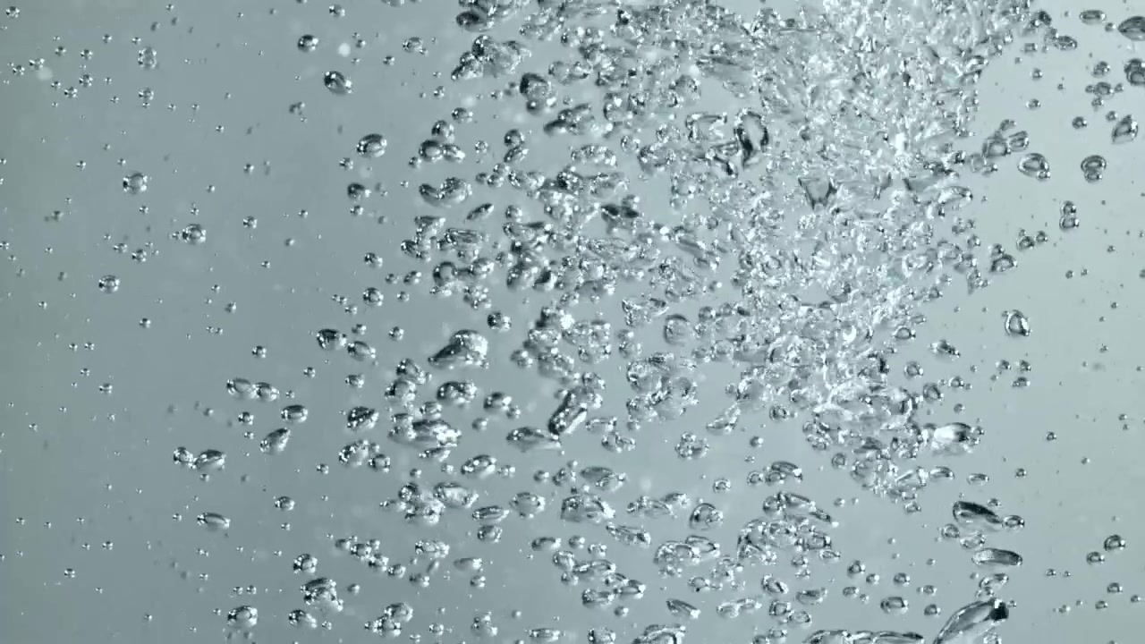 Bolle d'aria pulita che salgono in acqua limpida
