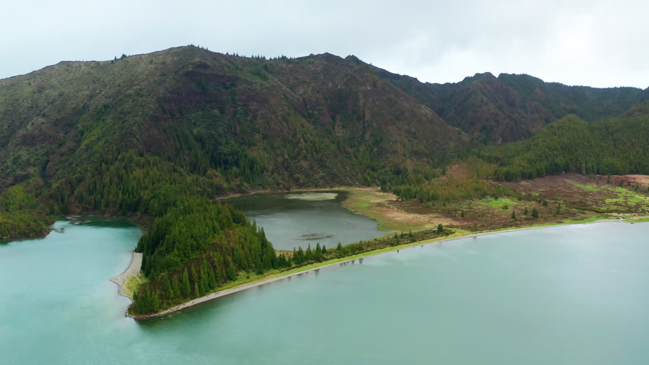 fotografía aérea de un avión no tripulado de la laguna de fuego en la isla de san miguel, azores - portugal