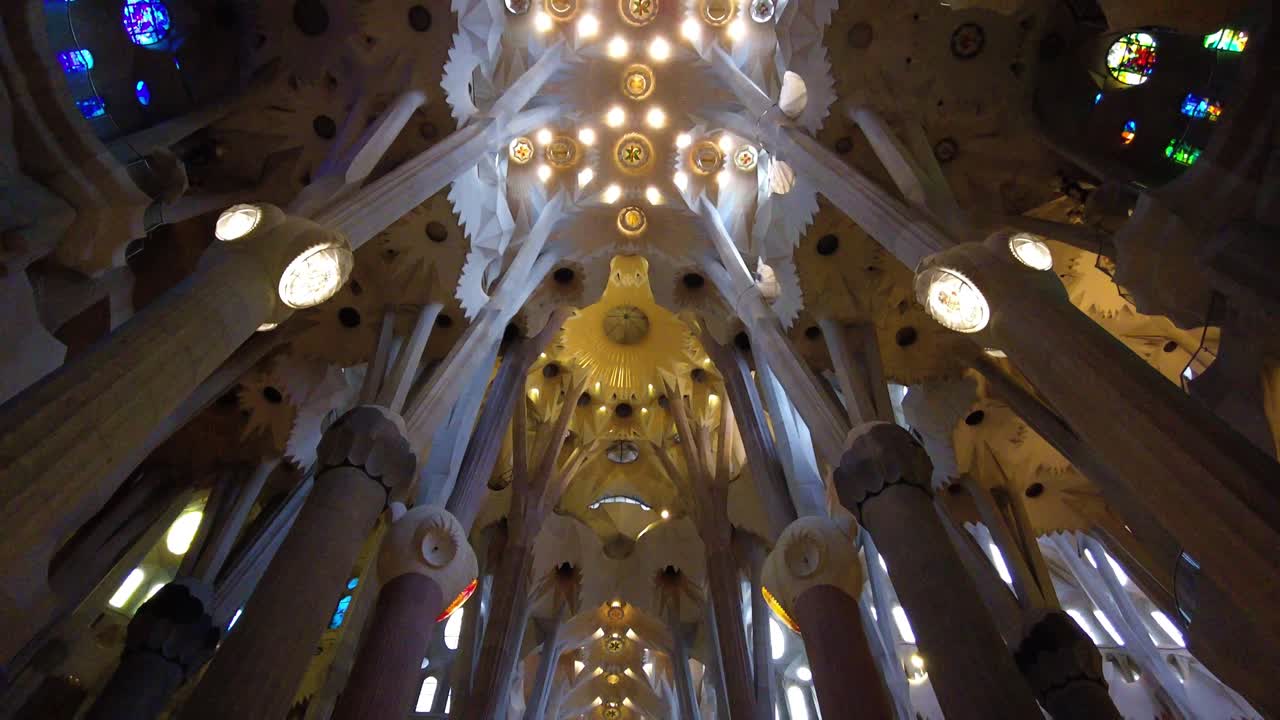 teto decorativo abobadado da catedral de la sagrada familia em barcelona, espanha - inclinação para baixo