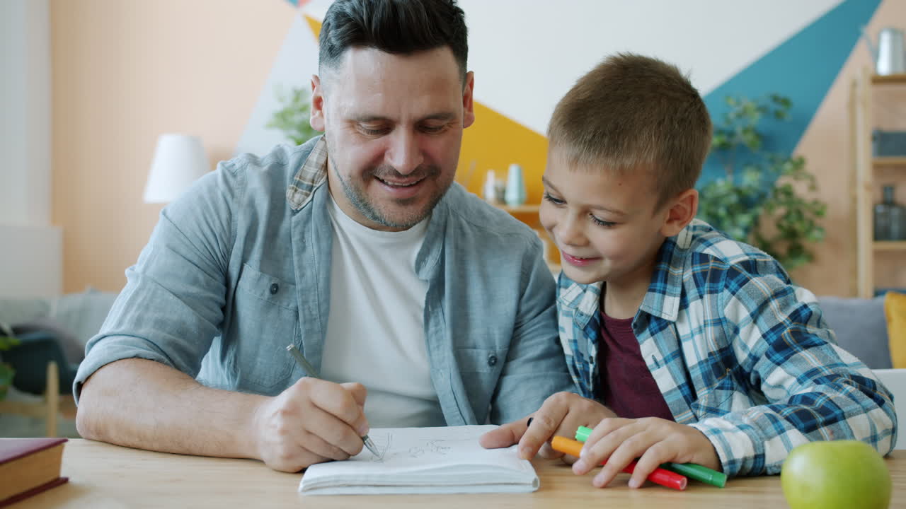 padre e hijo dibujando juntos
