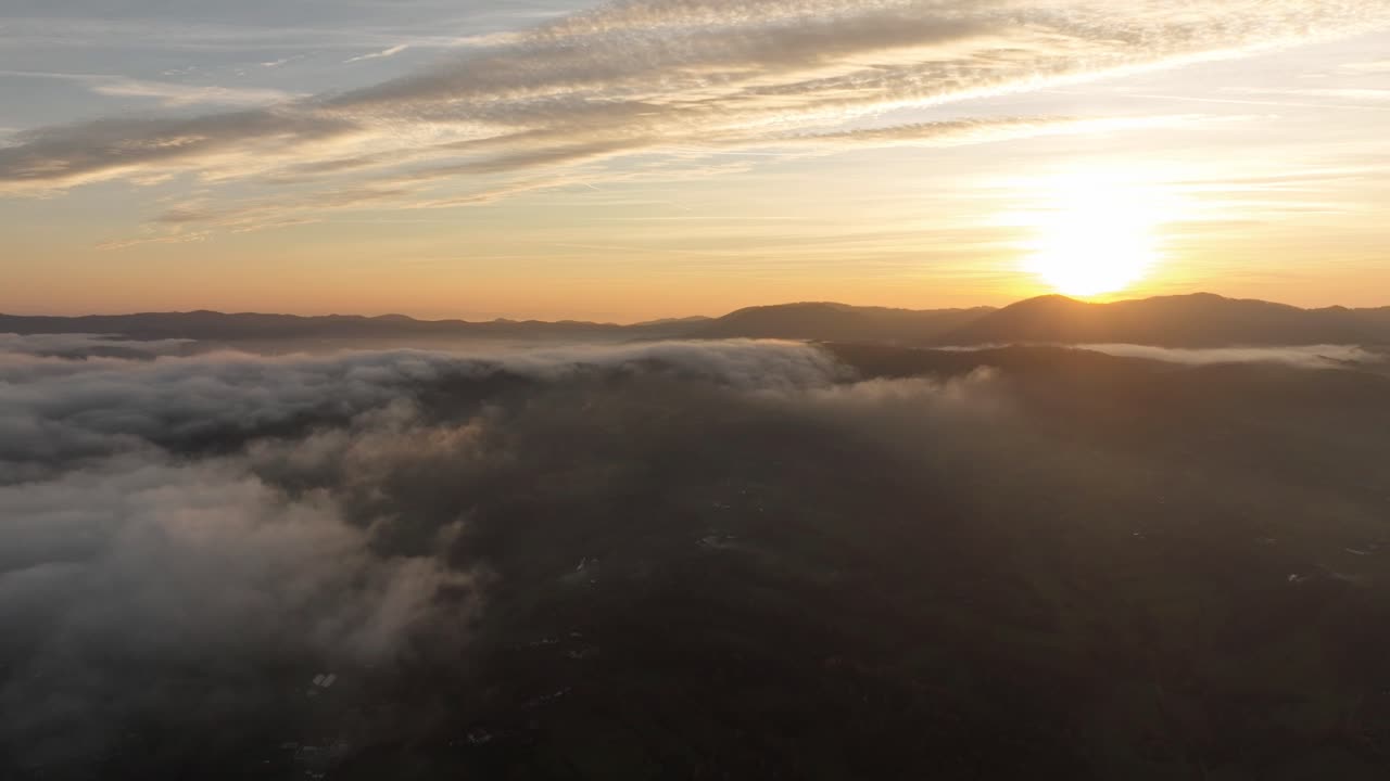 impresionante lapso de tiempo de la puesta de sol sobre el río de niebla que fluye