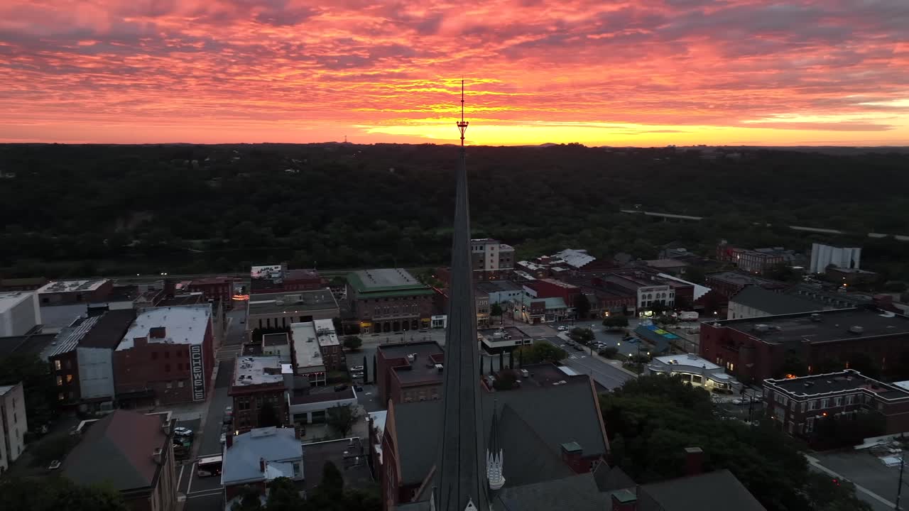 campanario de la iglesia en el centro de la ciudad de virginia ee.uu. al amanecer.