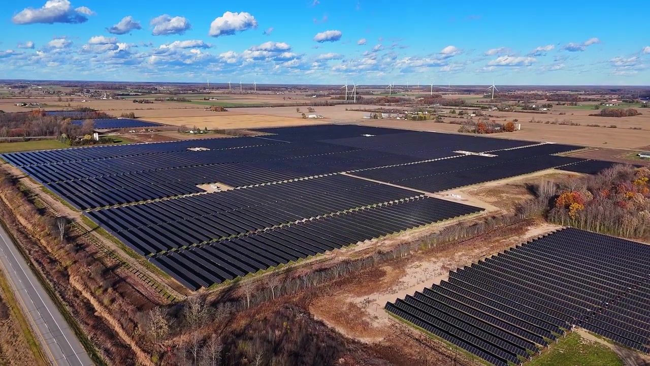 Solcellepark, der genererer ren energi nær US127-motorvejen i Michigan, USA, set fra luften.