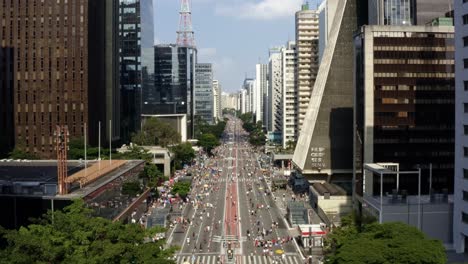 Wunderschöner-Drohnenwagen-Aus-Der-Luft,-Aufgenommen-Von-Der-Berühmten-Paulista-Avenue-Im-Zentrum-Von-São-Paulo-Mit-Riesigen-Wolkenkratzern,-Die-Eine-2