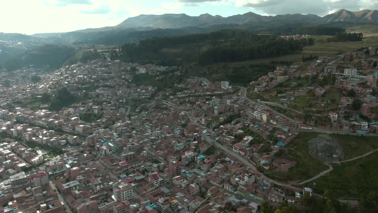 imágenes aéreas de drones de 4k sobre las colinas del norte de cusco cerca de la avenida circunvalación en perú durante el cierre del coronavirus antes del atardecer