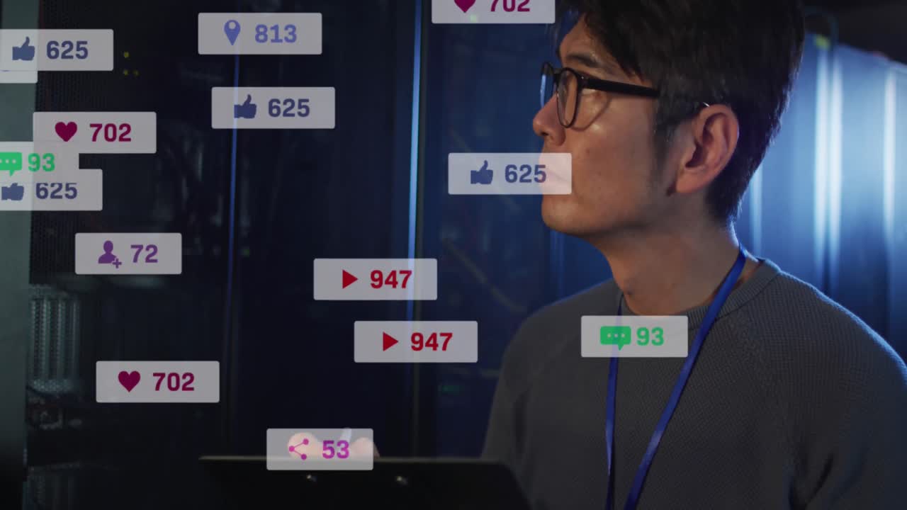 소셜 미디어 아이콘의 애니메이션 아시아 남성 엔지니어가 서버  ⁇ 에서 클립보드에 글을 쓰고 있습니다.