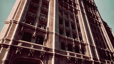 un edificio alto con una fachada ornamentada