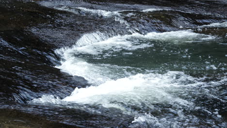 Wasser,-Das-Von-Den-Felsen-In-Den-Bach-Fließt