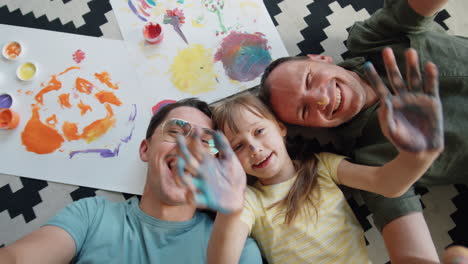 la familia agitando las manos