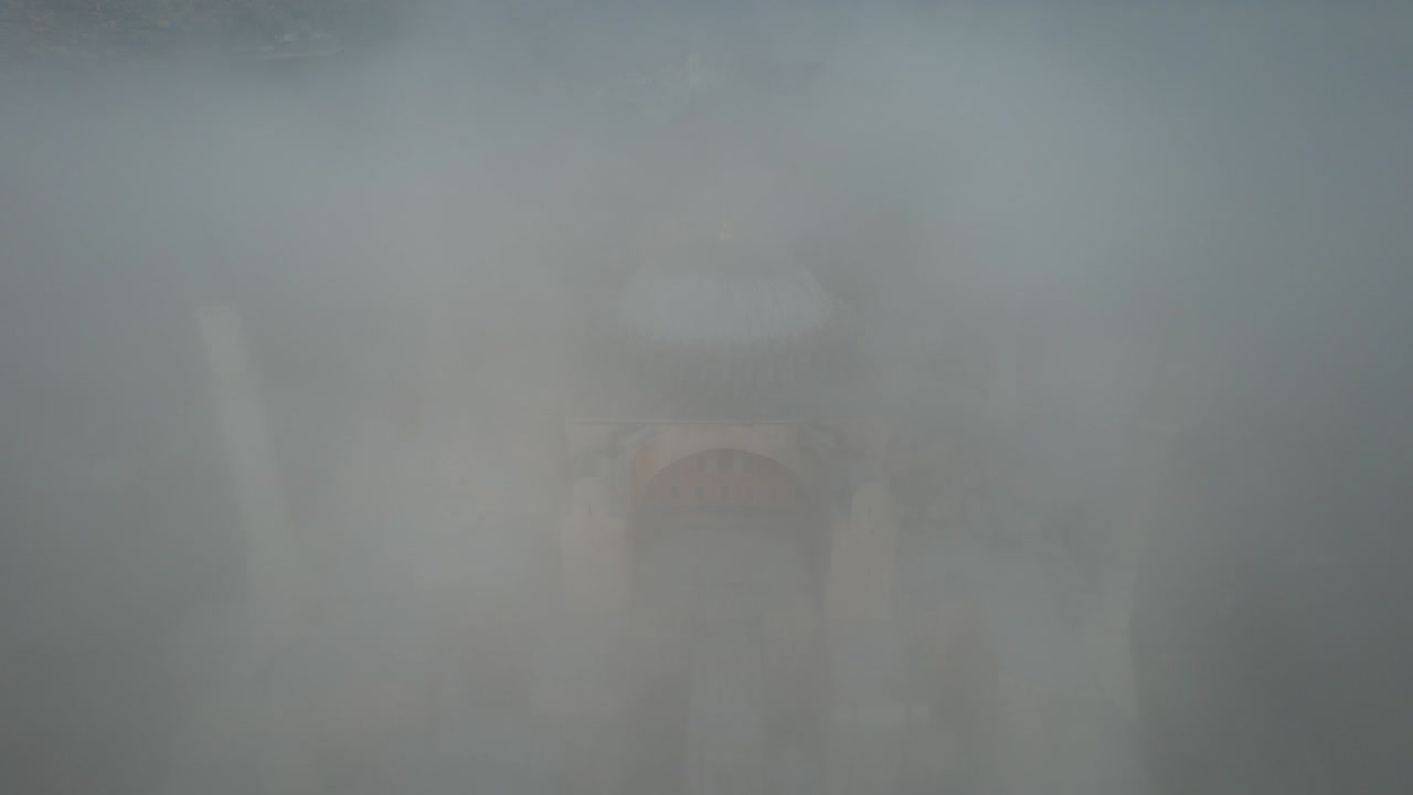 하기아 소피아 (hagia sophia) 의 안개 드론 영상 12월 이스탄불, 터키