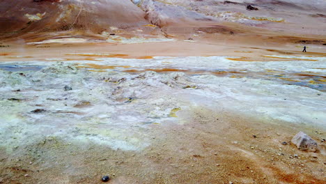 campo geotérmico islandés namafjall dji osmo estabilizado 4k camine pasando ollas de lodo burbujeante hasta fumarola de ventilación de vapor, prorezhq en el norte de islandia- parece marte