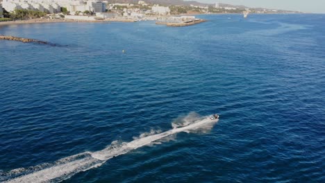 Drohnenaufnahme-Eines-Jetskis,-Der-Von-Marbella-Abschießt