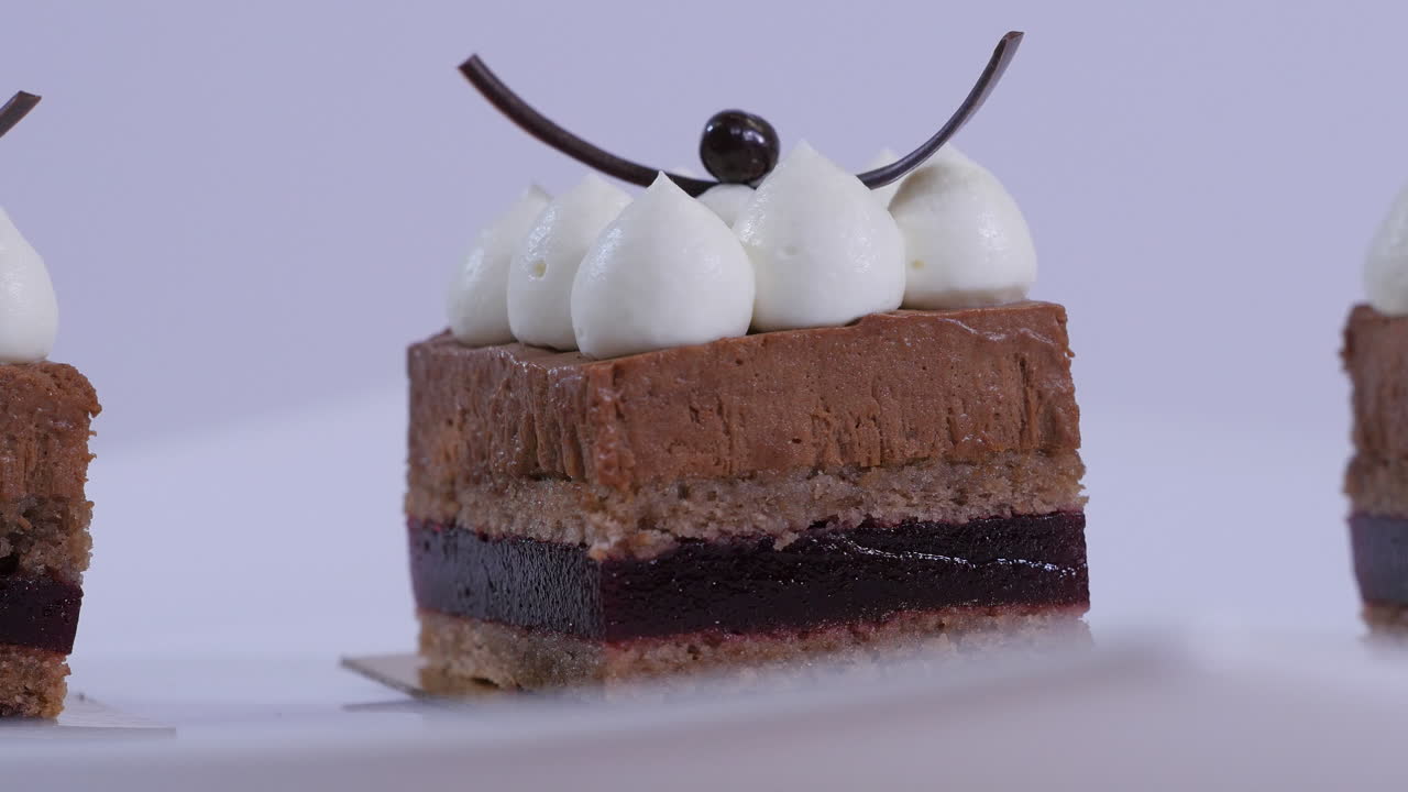 шоколадные вишневые мини-кеки