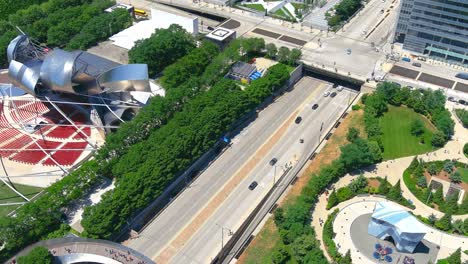 Toma-Aérea-Del-Pabellón-Pritzker-En-Chicago,-Illinois-|-Iluminación-De-La-Tarde