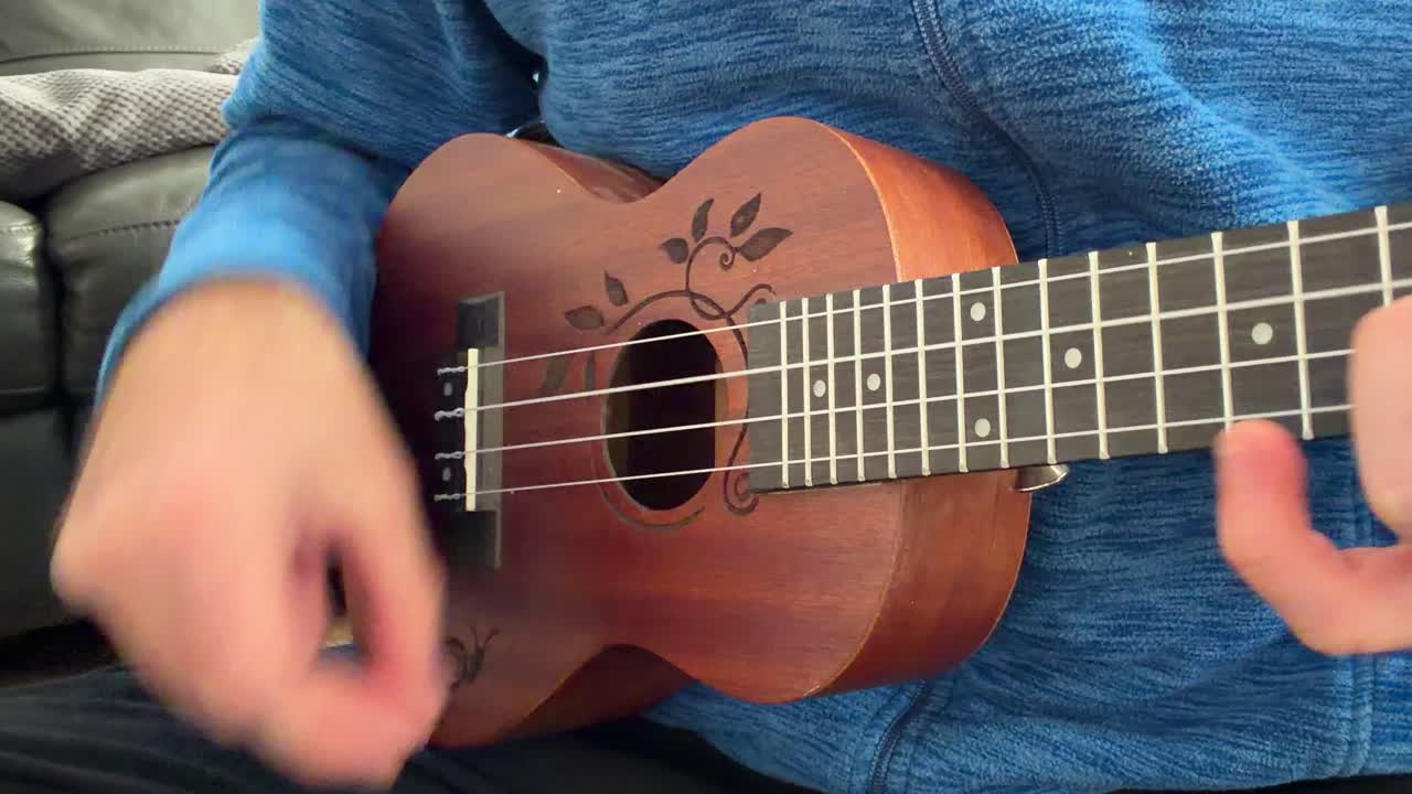 Primo piano di un uomo che suona l'ukulele a casa, musica e canzoni