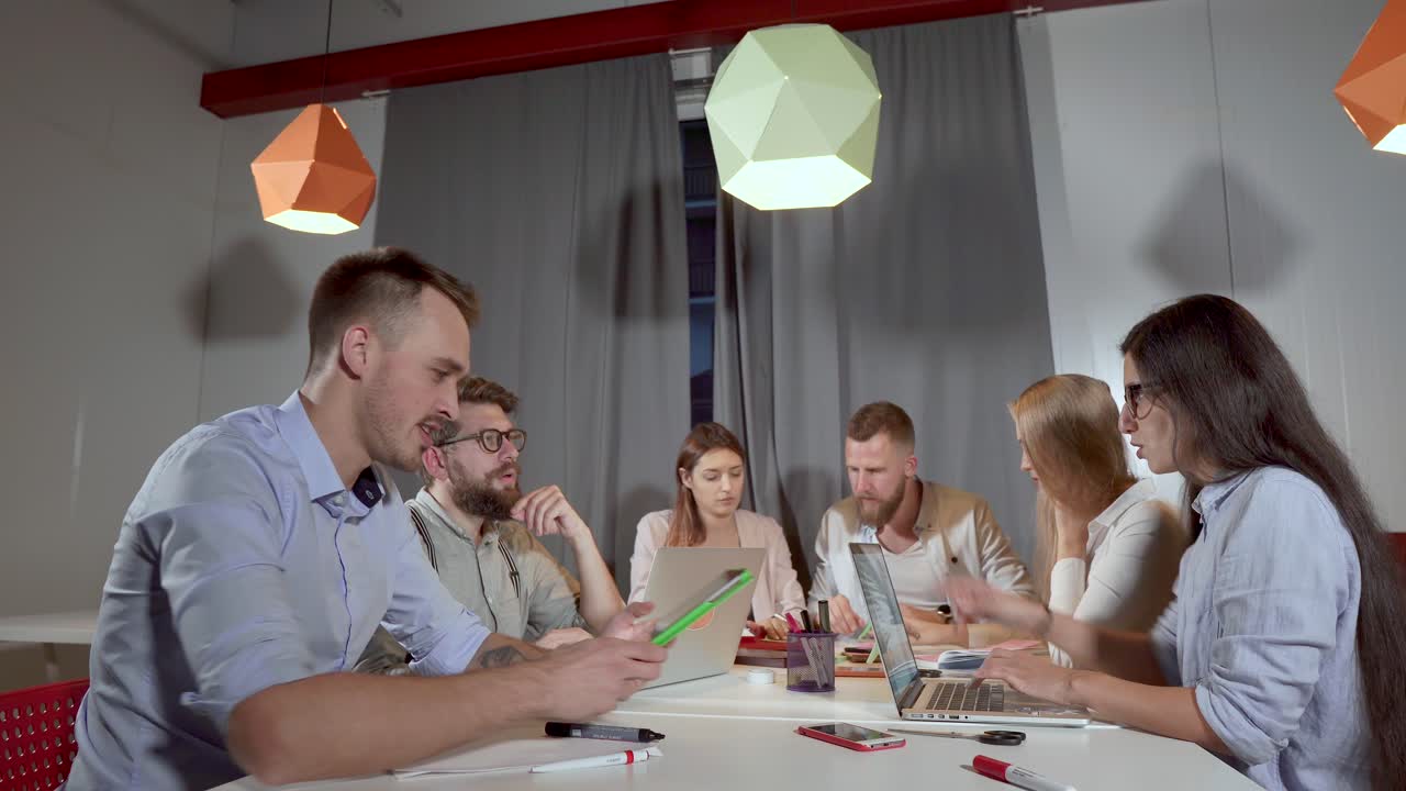 reunión de equipo en una oficina moderna