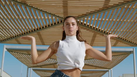 empoderada, joven, hermosa y atractiva mujer latina baila vogue con movimientos de estilo libre contemporáneo en un día soleado