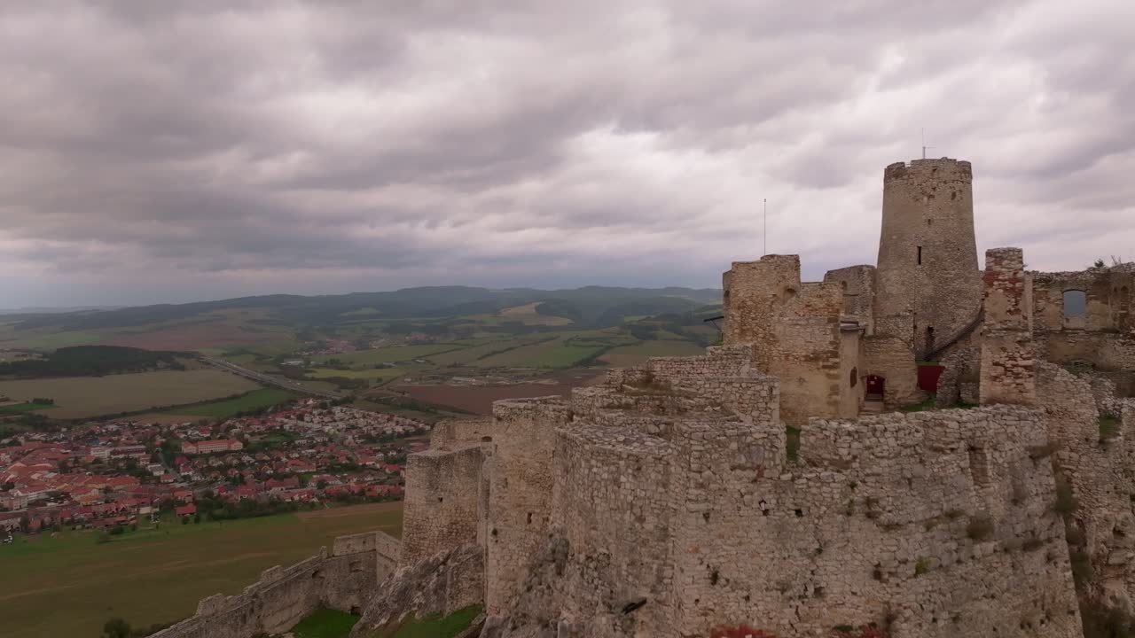 Ripresa aerea dell'antico Castello di Spiš che risplende all'alba dorata, Slovacchia