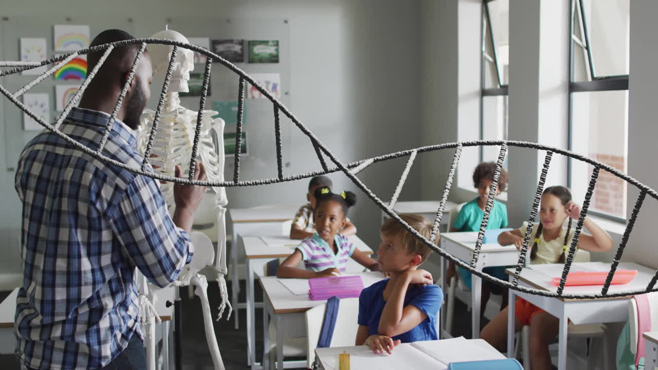 animación de cadena de adn sobre diversos maestros masculinos y escolares en el aula