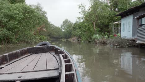 cerca de un barco de madera navegando en el mercado flotante del río en vietnam