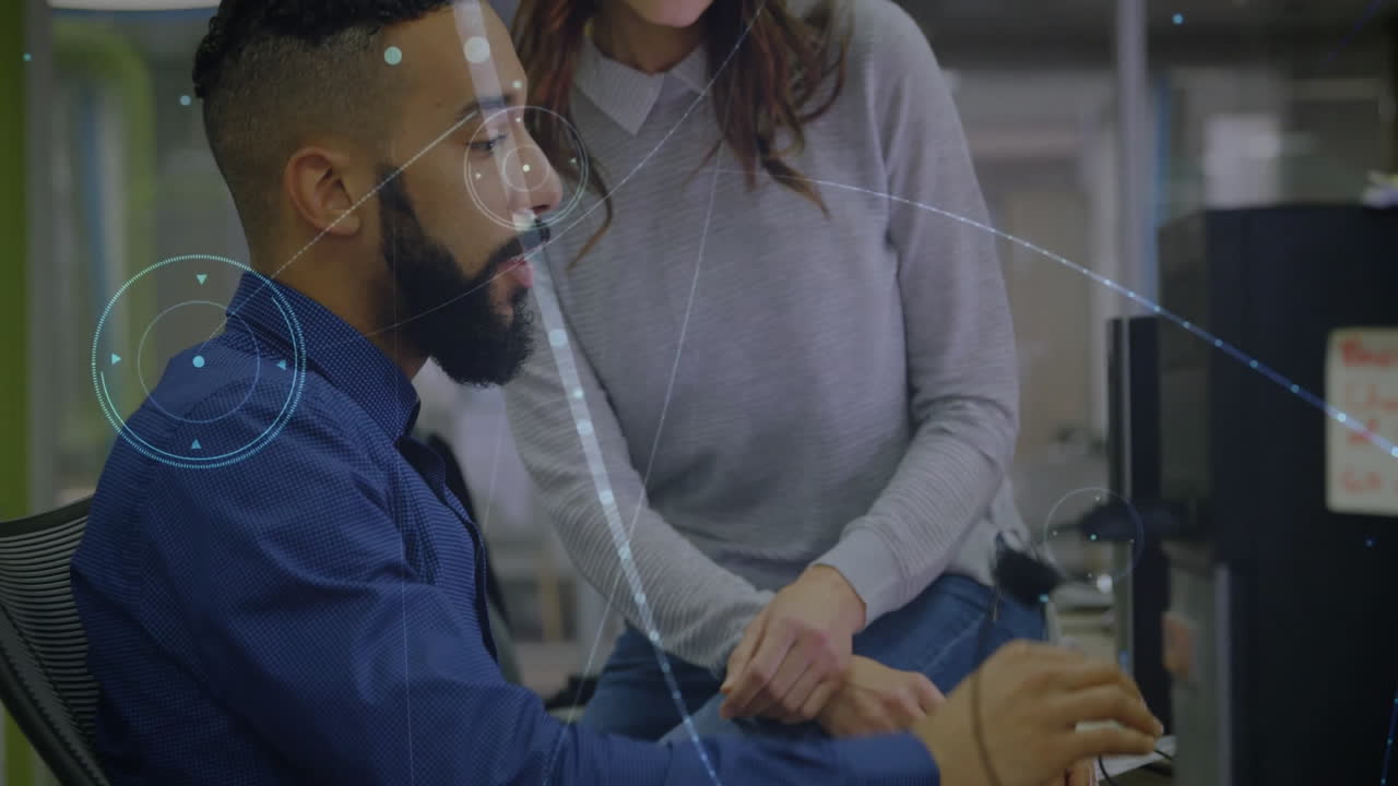 explicando datos a un colega, hombre de negocios con animación de red digital en la oficina