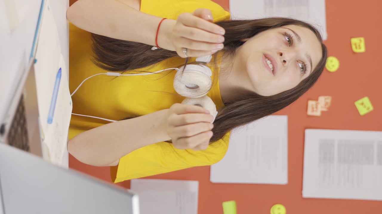 video vertical de una niña musulmana orando.