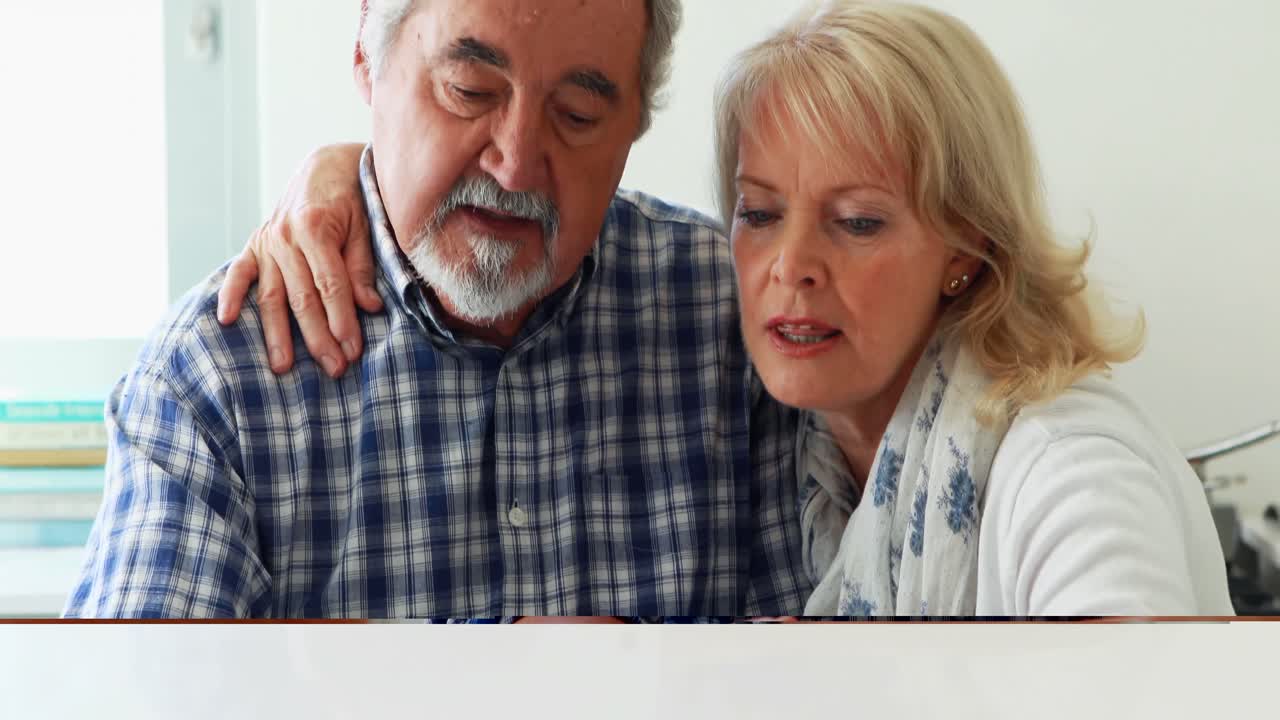 휴대 전화를 사용하는 노인 부부