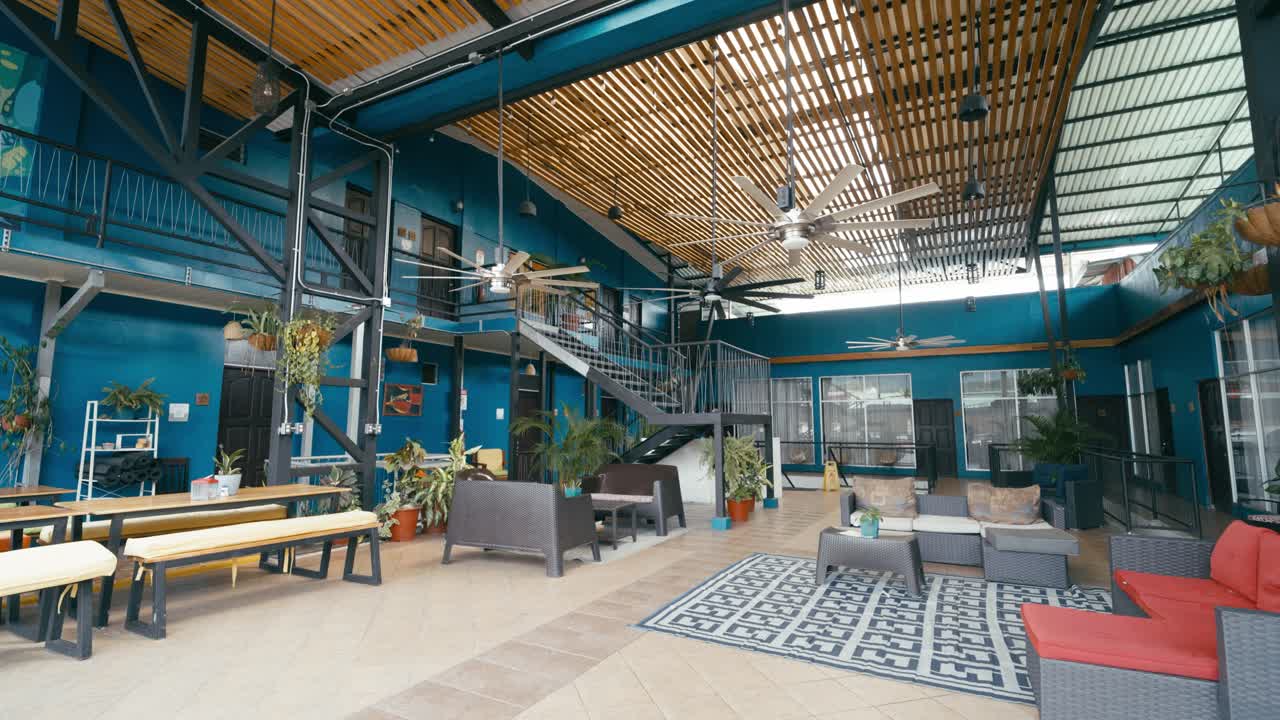 Interno di un edificio con mobili e piante