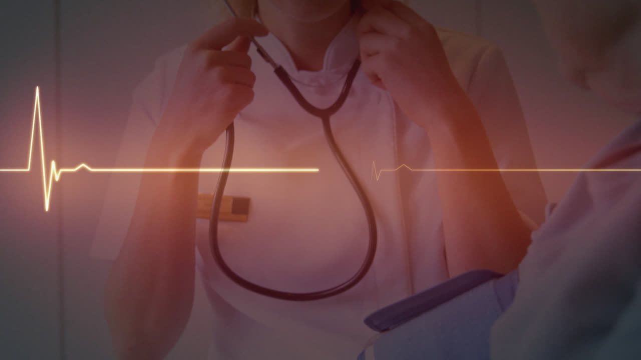 monitor de ritmo cardíaco contra una mujer médico examinando a una mujer paciente