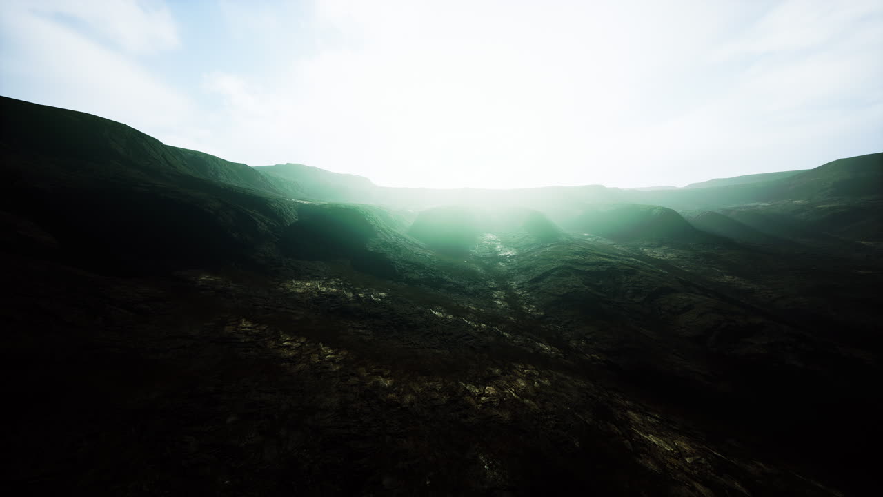 vista del pico del himalaya en la niebla profunda