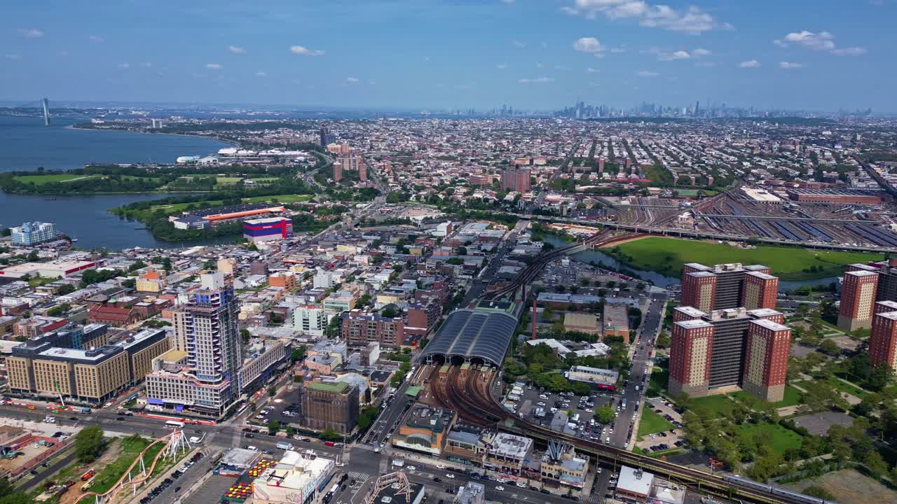 브라이튼 비치 (brighton beach) 는 바다로 가는 관문이며 주변 도시의 활기찬 에너지입니다.