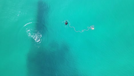 La-Gente-Pesca-Submarina-Se-Sumerge-Profundamente-Bajo-El-Agua-Hasta-Un-Naufragio-Hundido