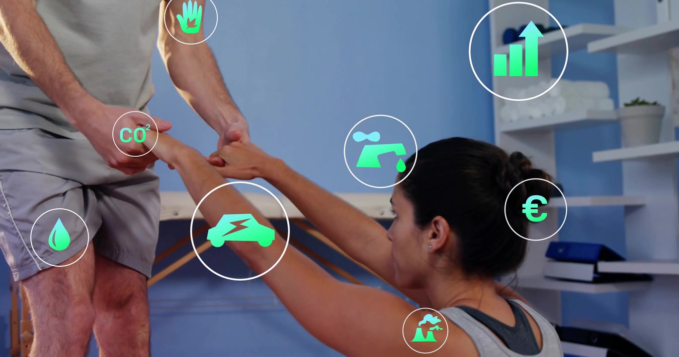 Cliente in ginocchio, terapista della riabilitazione che posiziona le mani guidando l'allungamento delle braccia con icone metriche fluttuanti.