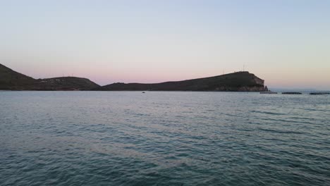 Blick-Aus-Dem-Fenster-Eines-Verlassenen-Aussichtshauses-In-Der-Bucht-Von-Porto-Palermo-Im-Süden-Albaniens-In-Der-Nähe-Der-Dörfer-Qeparo-Und-Himarë,-Heute-Ein-Beliebter-Strand-Und-Touristenziel