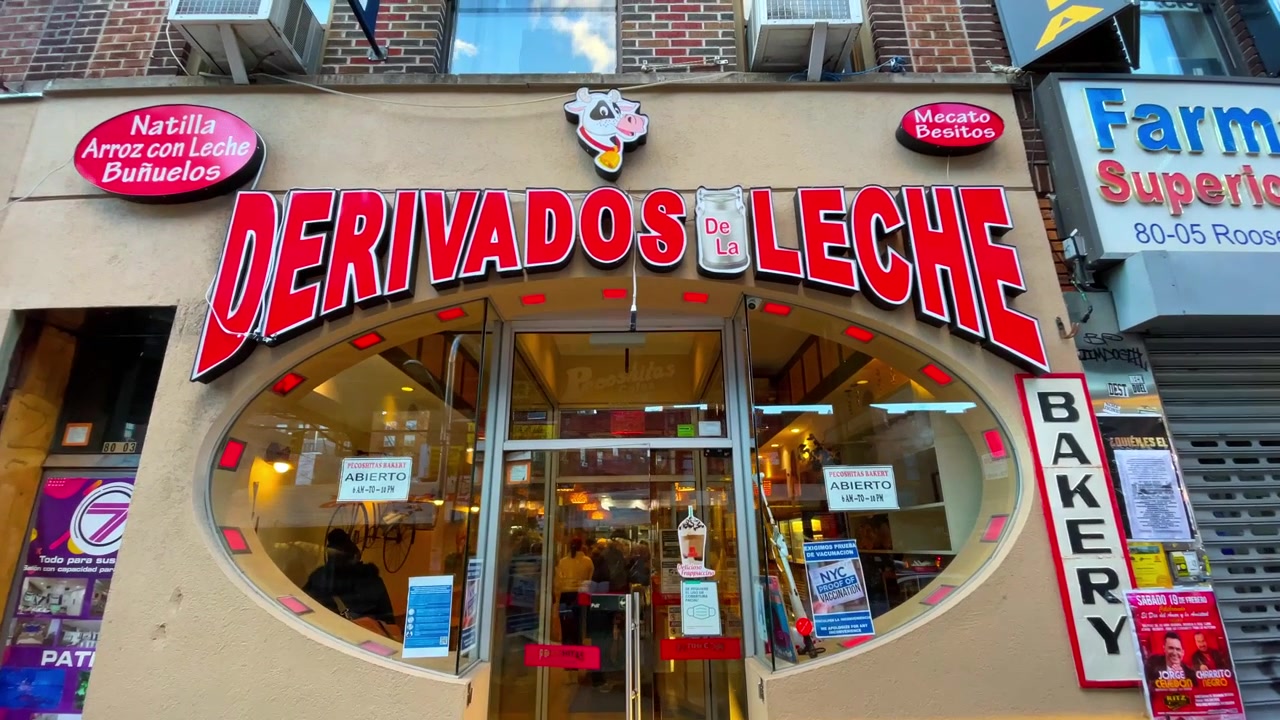 New York, USA, 9 marzo 2022: Vetrina di panetteria spagnola con insegne rosse a New York. Vetrina di panetteria a livello stradale con insegne spagnole rosse, porte in vetro e facciata in mattoni a New York.
