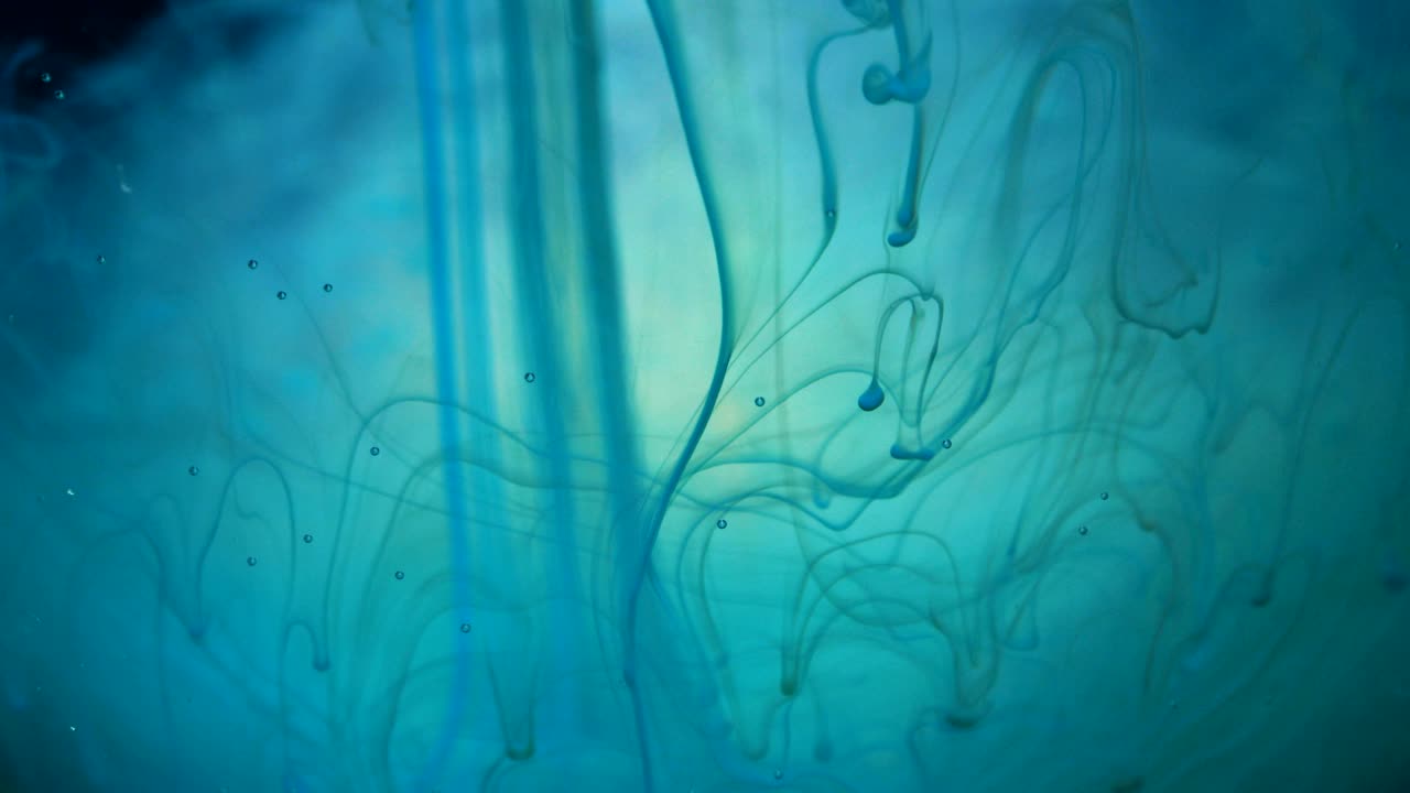 difusión de tinta azul abstracta flujo de movimiento psicodélico. pintura acrílica. superficie hipnótica fantástica. metamorfosis de pintura abstracta estructurada. tinta girando bajo el agua. nube de pintura sobre fondo negro.