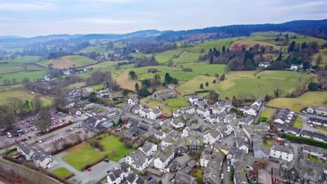 Drohne,-Luftaufnahmen-Des-Historischen-Dorfes-Hawkshead,-Einer-Antiken-Stadt-Im-Lake-District,-Cumbria