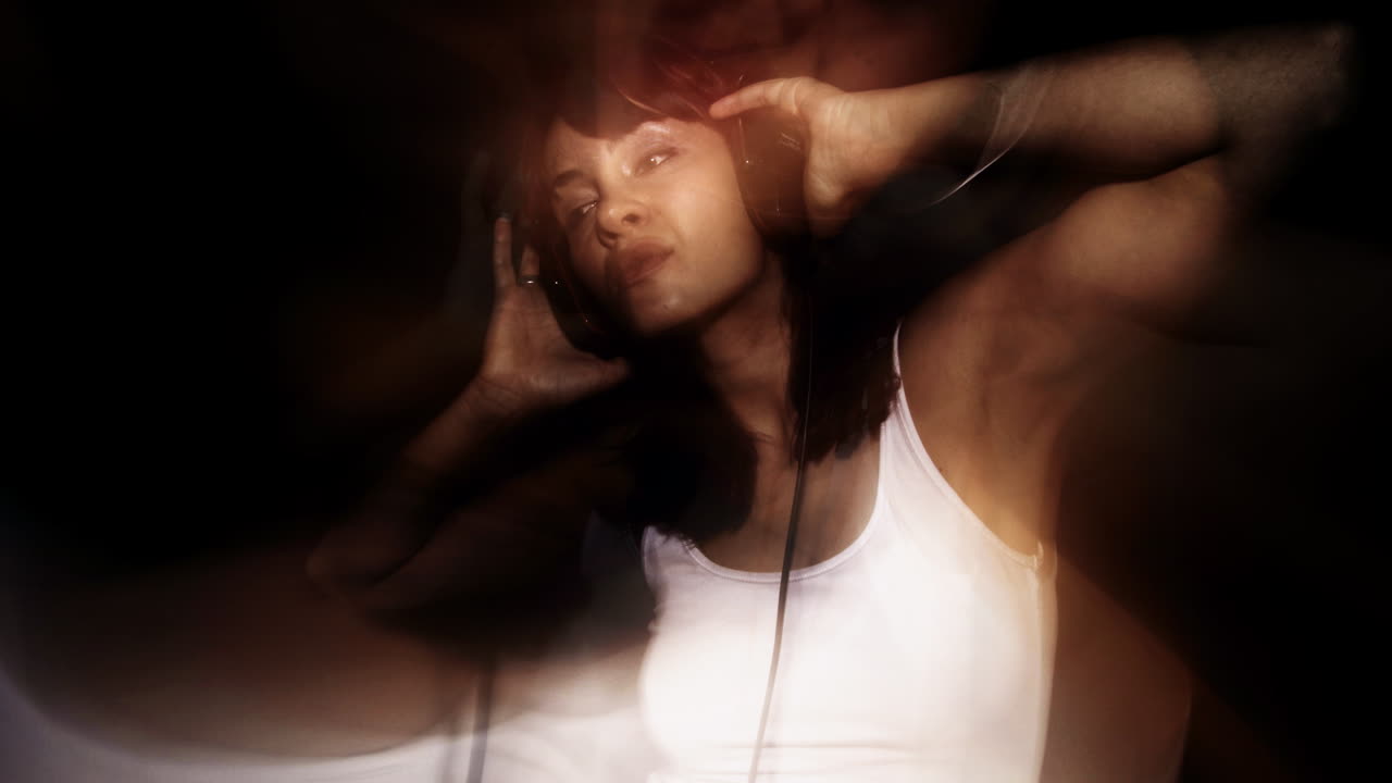 mujer joven bailando 09