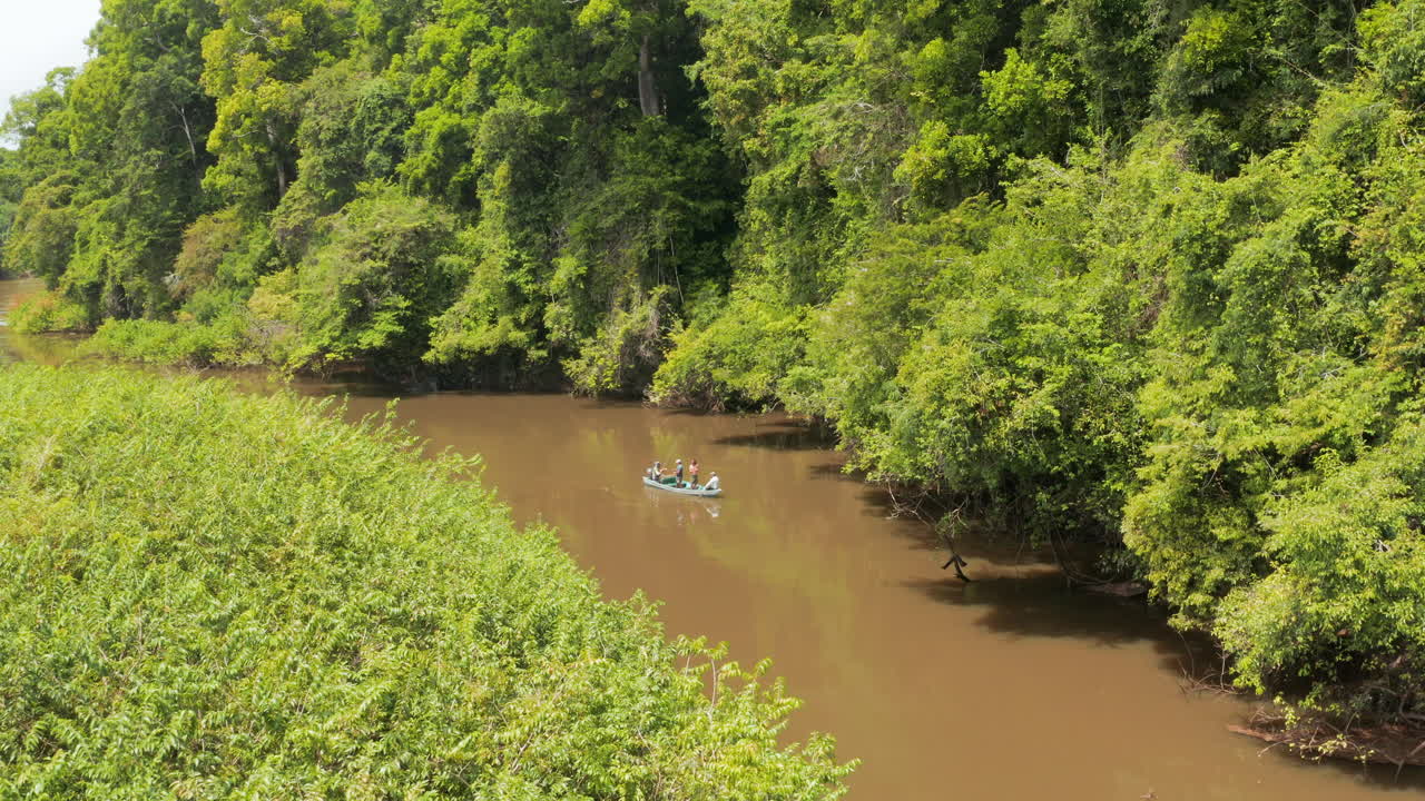 hermosa toma aérea mirando un barco de pesca detenido en un río en las selvas de guyana