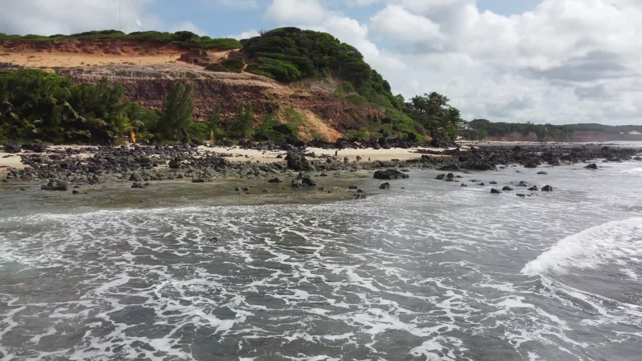 tomas panorámicas de la playa a través de las pozas de marea