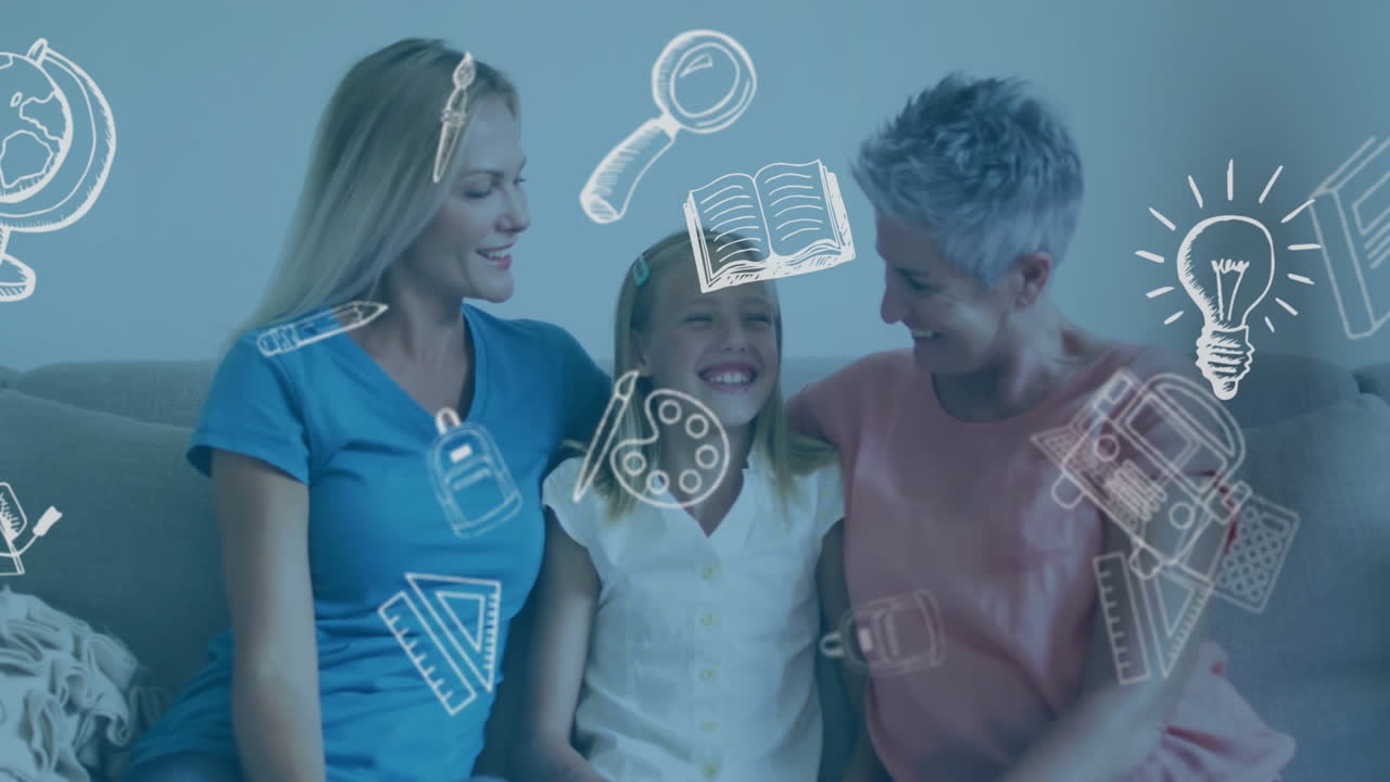 familia sonriente sentada en el sofá con herramientas educativas animación en el fondo