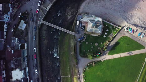 arroyo superficial de paso elevado junto a la carretera en lynmouth, inglaterra - toma aérea
