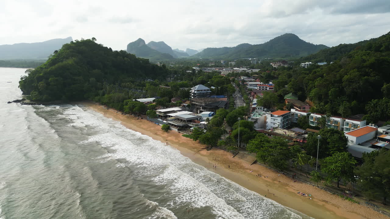 la playa de ao nang en la provincia de krabi, tailandia