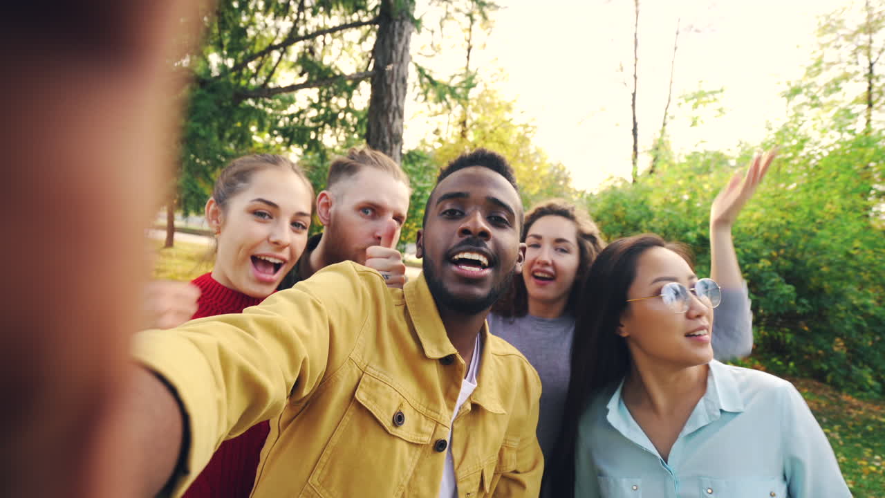 amigos tomando una selfie en un parque