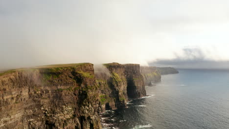 Asombrosa-Vista-Panorámica-De-Los-Altos-Acantilados-Sobre-El-Mar-Ondulado.-Hermoso-Paisaje-Costero.-Acantilados-De-Moher,-Irlanda