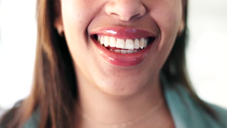 boca, dientes o feliz y una mujer de cerca