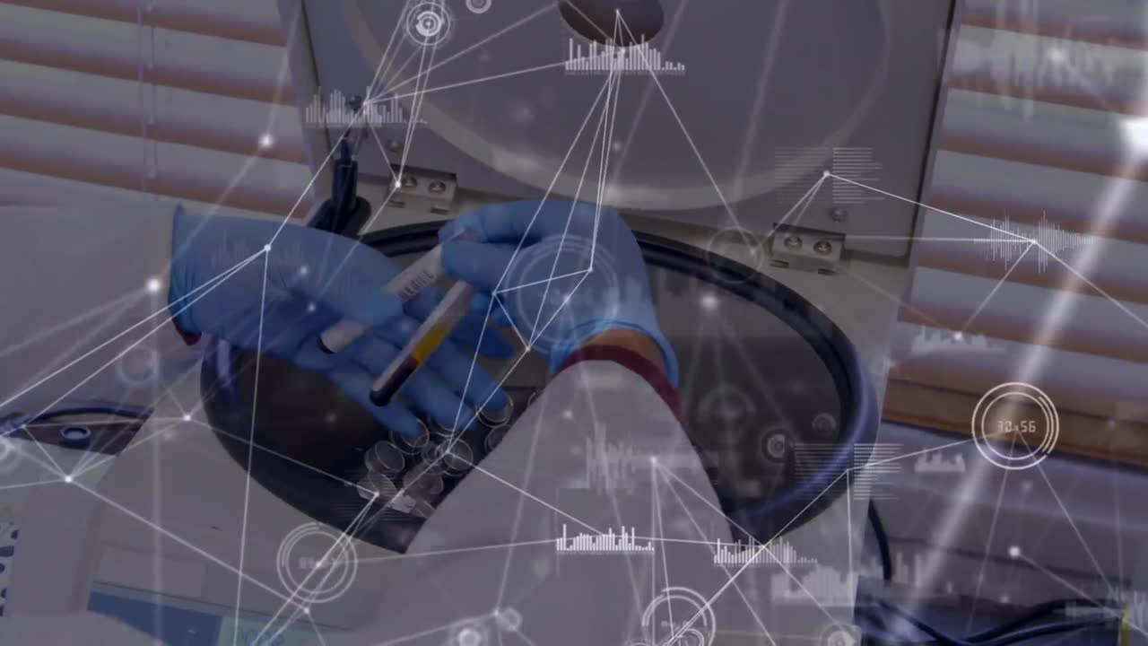 animación de la red de conexiones sobre las manos de una trabajadora de laboratorio biracial con muestras