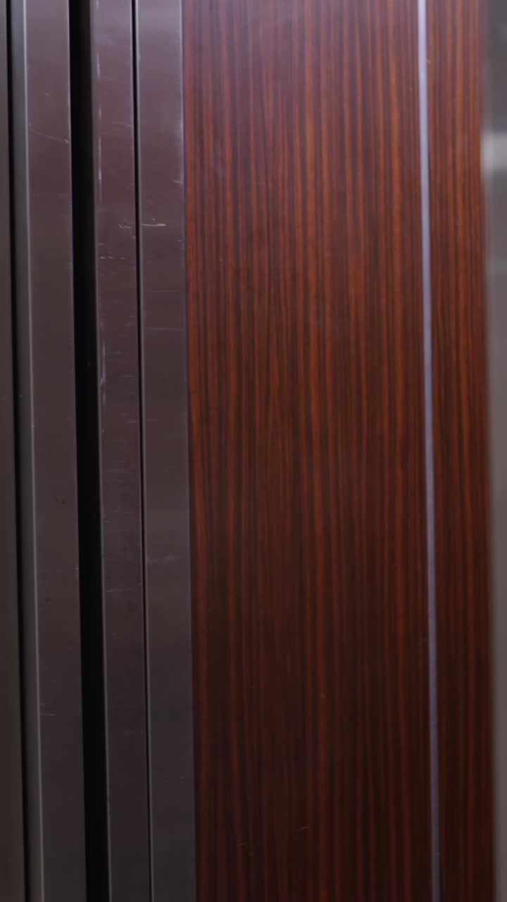 una mujer de pie en un pasillo