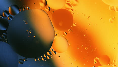 burbujas de aceite de primer plano real en la rotación del agua con fondo de mezcla abstracto degradado de color